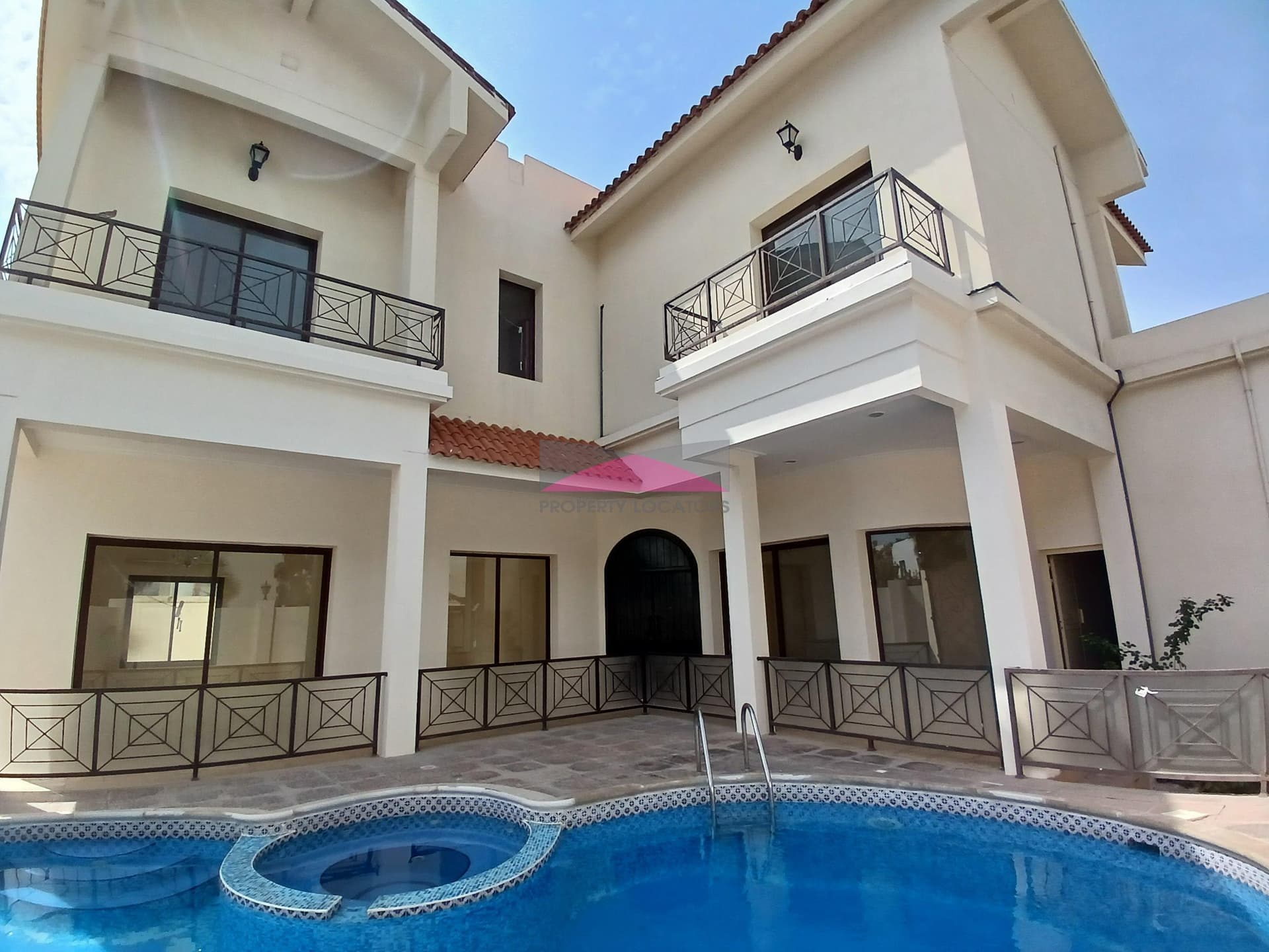 STAND ALONE | CLOSED KITCHEN | CURVED POOL