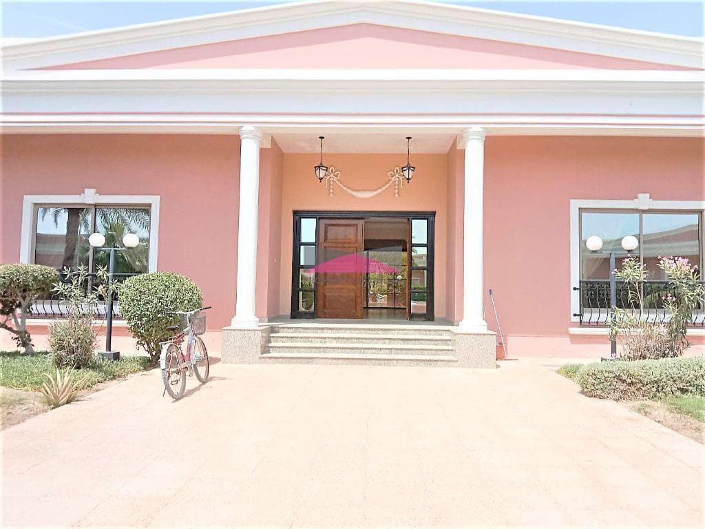 SINGLE LEVEL|BRIGHT|COMPOUND|FACILITIES.
