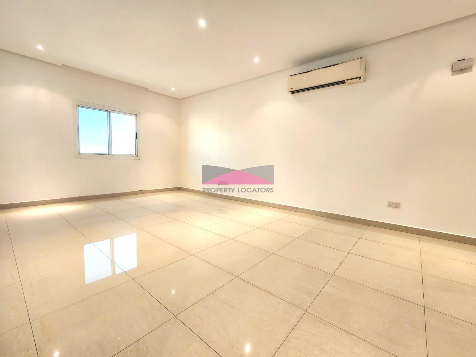 BACHELOR | DOWNTOWN | CLOSED KITCHEN