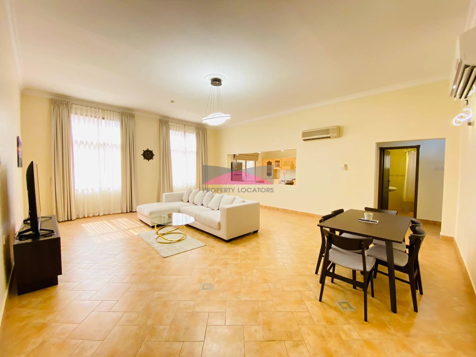 3 HIGH APARTMENT l SPACIOUS l SMALL BALCONY