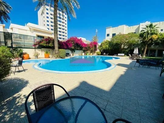 CONVENIENT LOCATION l SHARED POOL l CLOSE KITCHEN