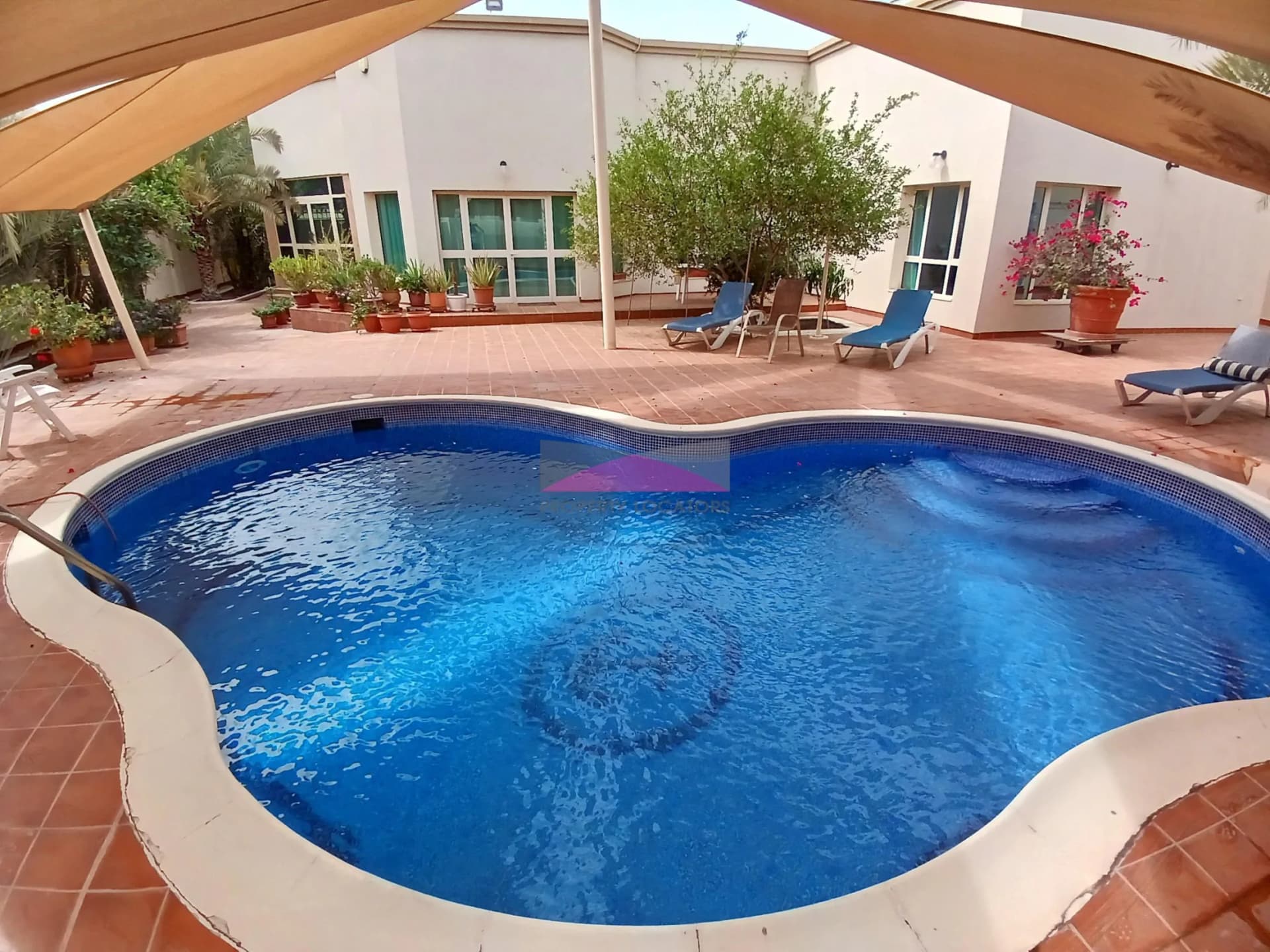 SINGLE STORE | POOL + YARD | 2 KITCHENS