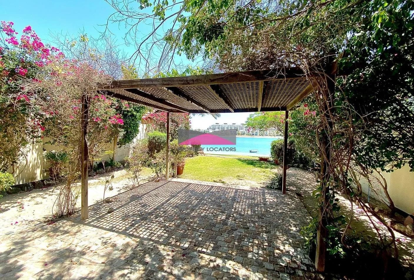 REDUCED - BEACHFRONT ACCESS - LARGE GARDEN