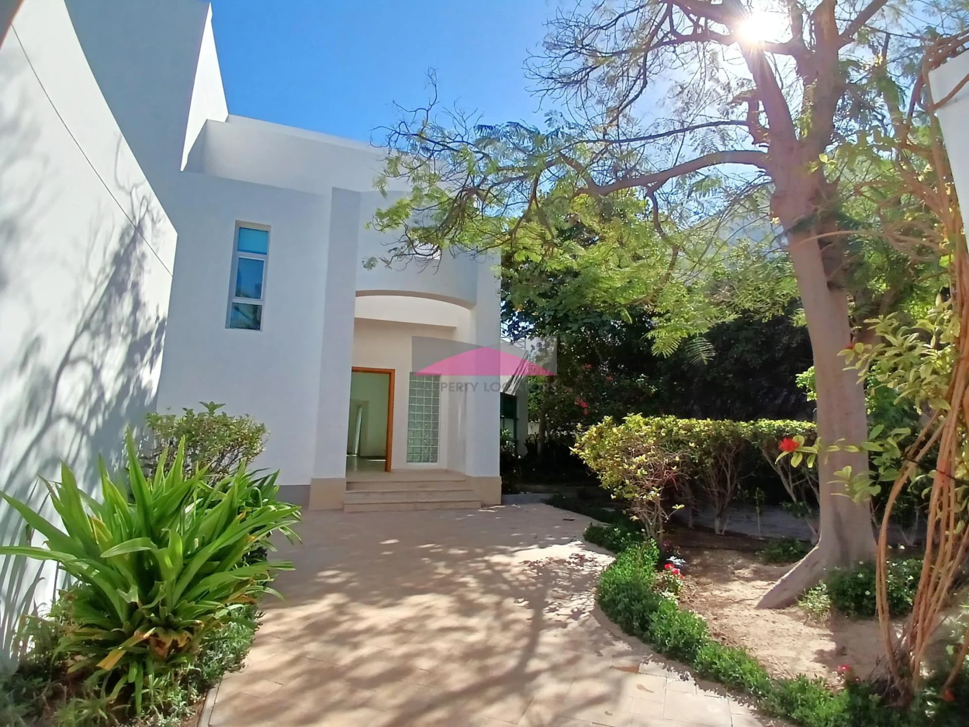 STUNNING 4 BED - GARDEN - PRIVATE POOL..