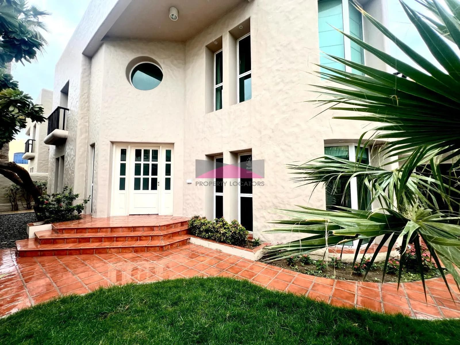 EXQUISITE HOME WITH SMALL GARDEN AND PRIVATE POOL