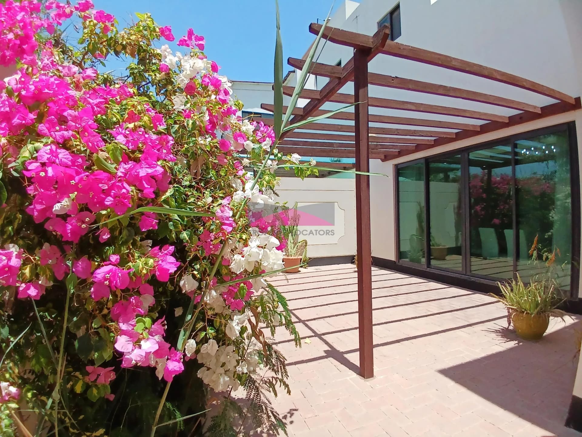 BEACH ACCESS, FACILITIES + PRIVATE GARDEN