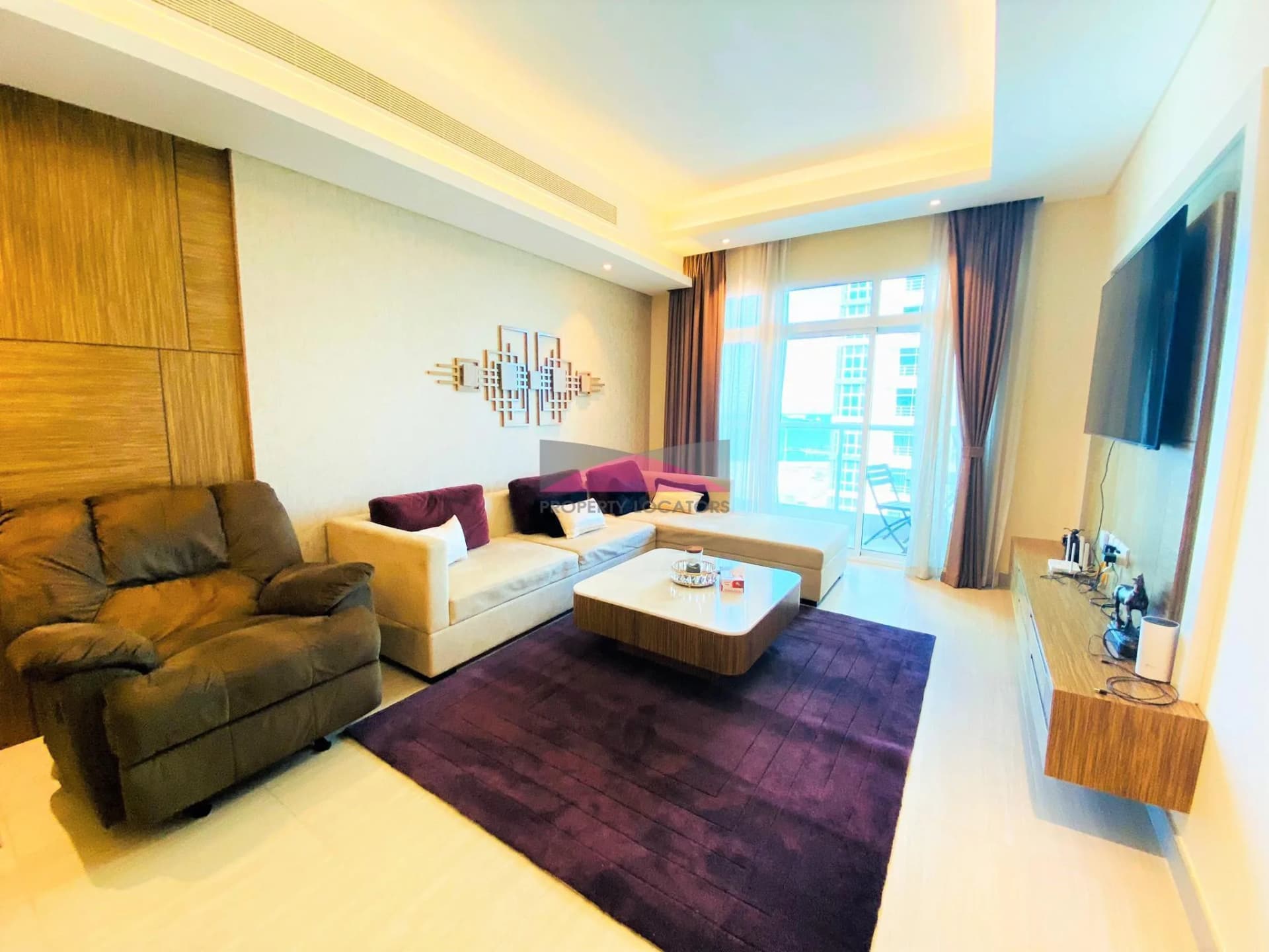 STUNNING APT W/ BALCONY AND CLOSED KITCHEN
