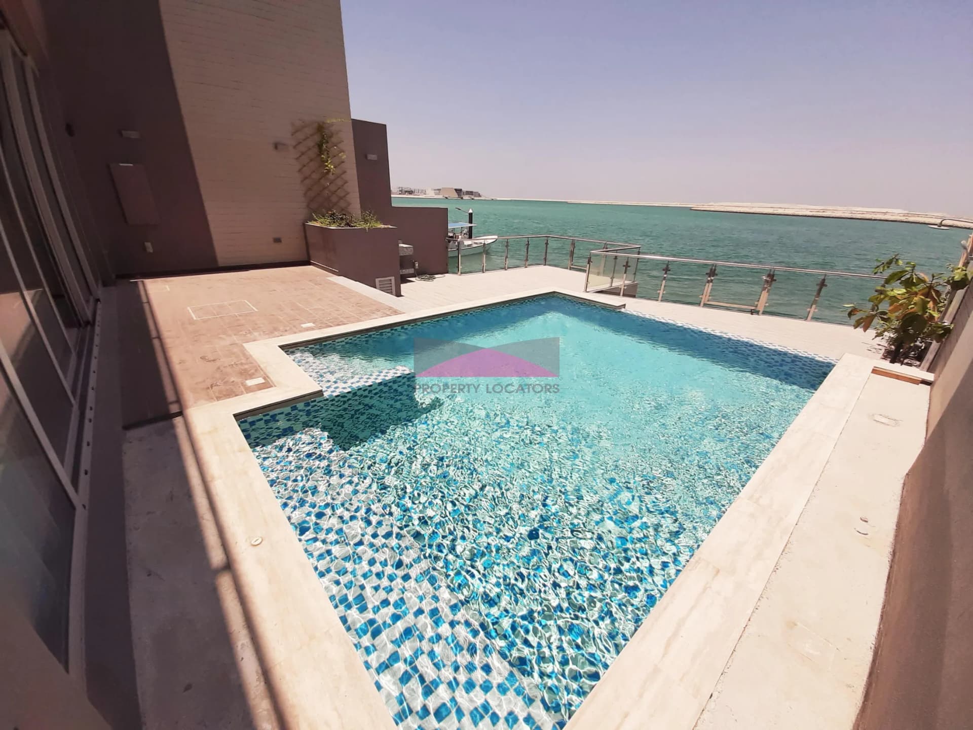 SEA FRONT/POOL/REDAY TO MOVE IN/GOOD LOCATION