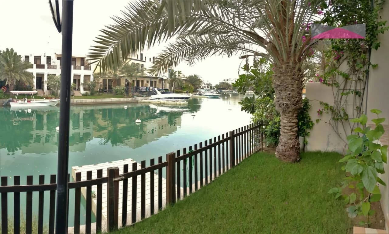 TOWN HOUSE + PRIVATE BOAT MOORING & GARDEN