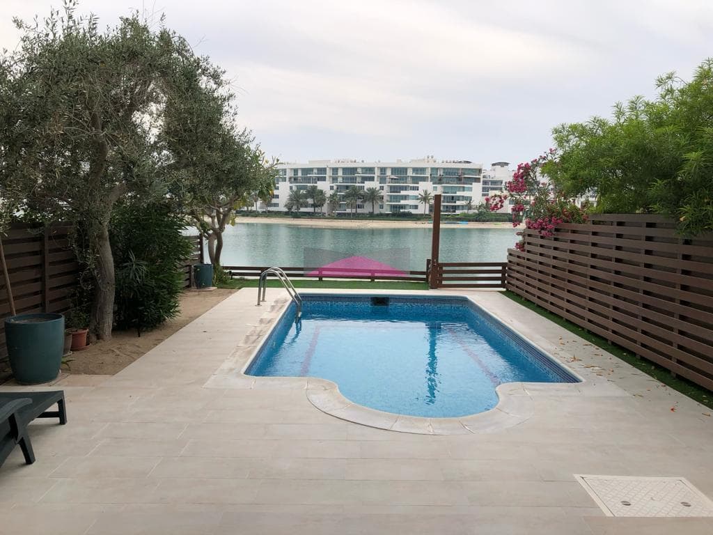 IMPRESSIVE/BEACH FRONT VILLA/WITH POOL