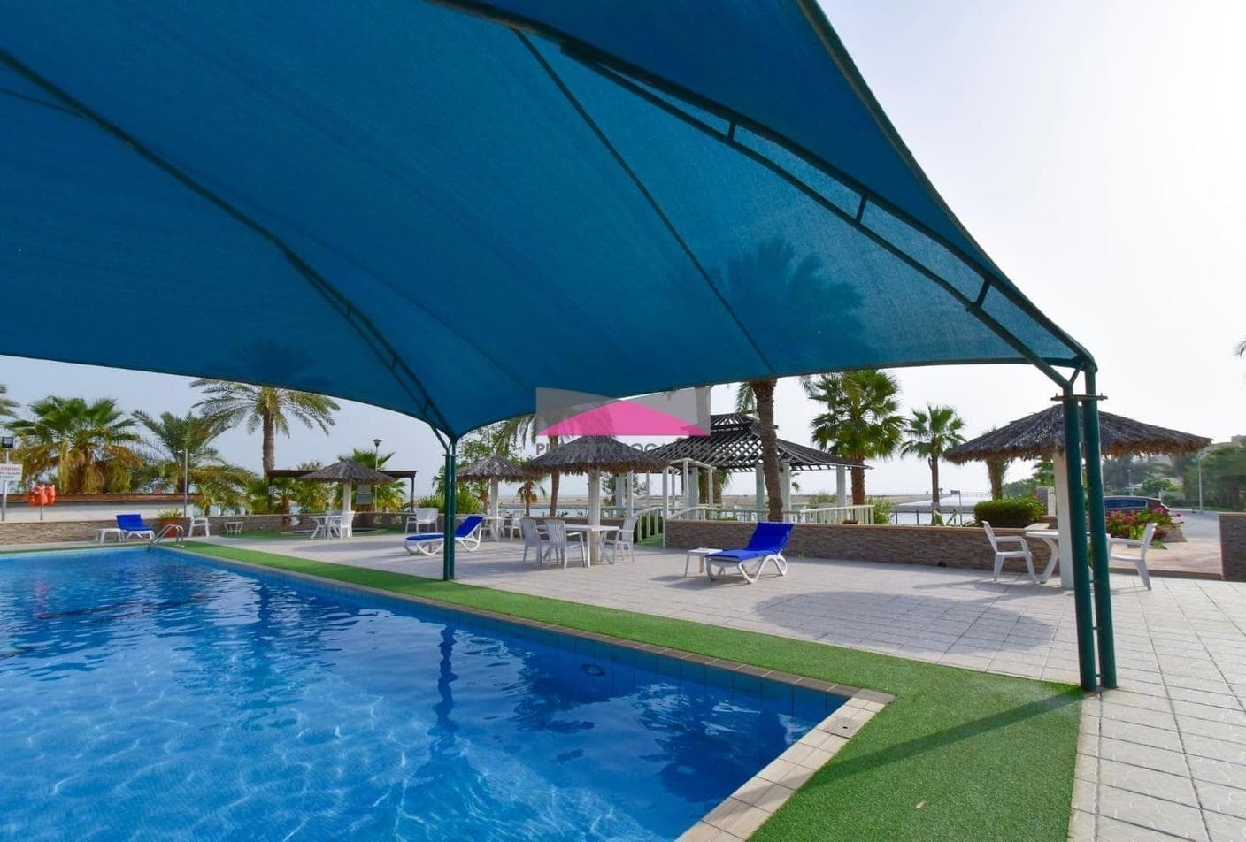 BEACH ACCESS - 4 BEDROOM VILLA - PRIVATE GARDEN