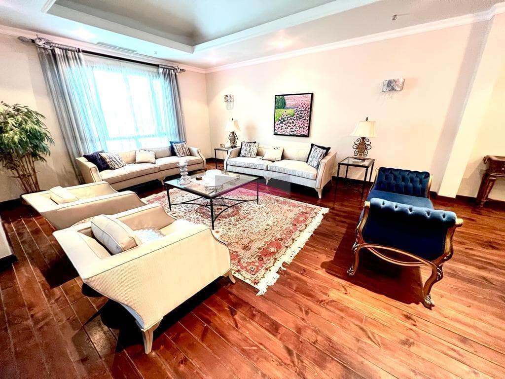 STUNNING 6 + 1 PRIVATE VILLA - DOUBLE GARAGE