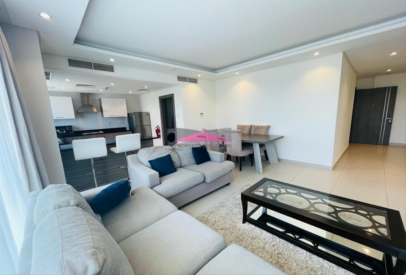 LUXURIOUS APARTMENT - BALCONY - POOL - GYM
