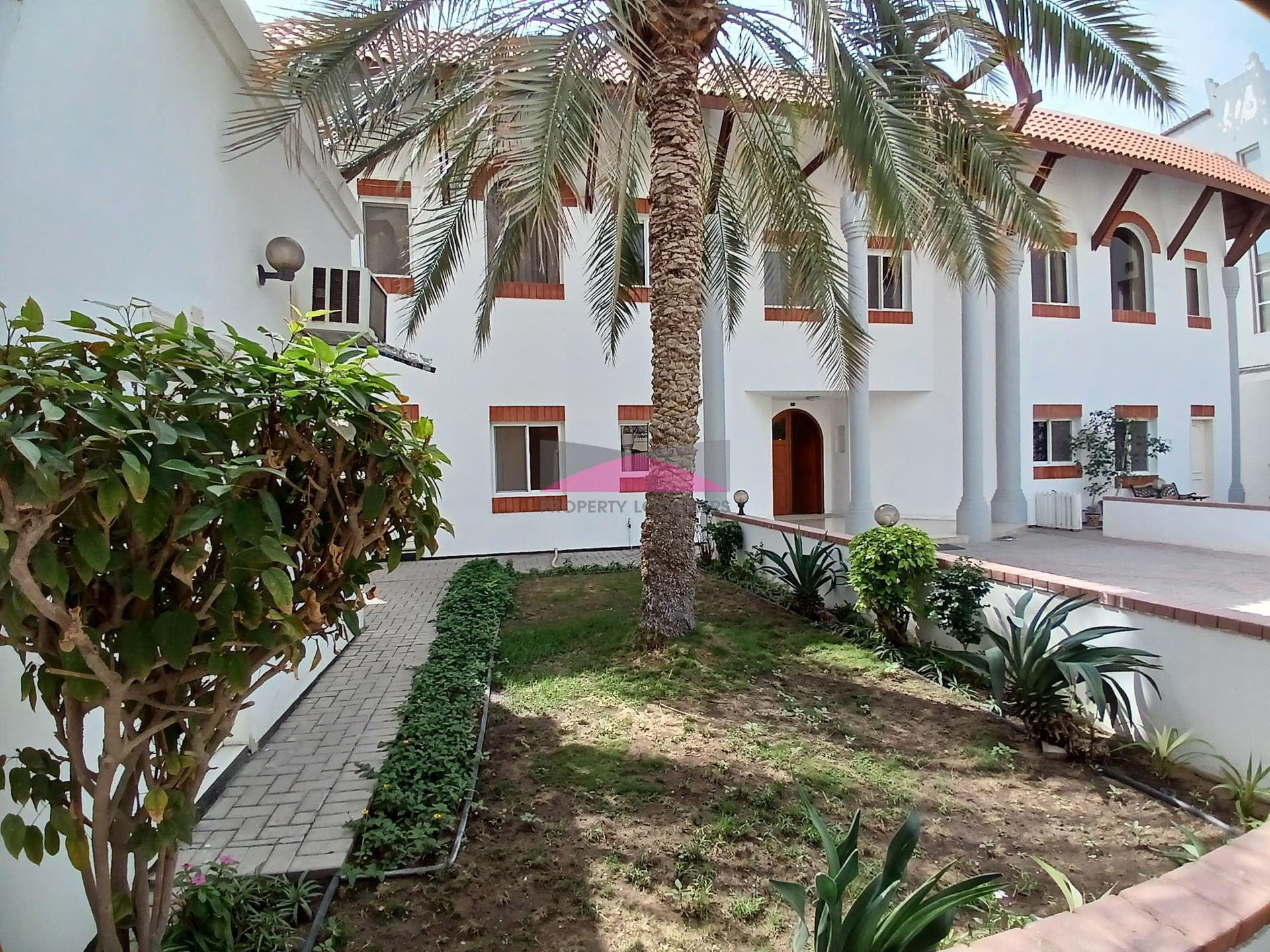 DUPLEX TOWNHOUSE| COMPOUND| CENTRAL LOCATION
