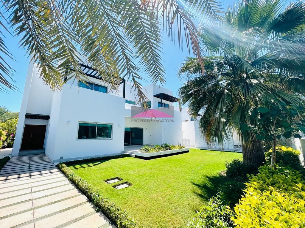 STUNNING 4 BED - PVT POOL - SPACIOUS GARDEN