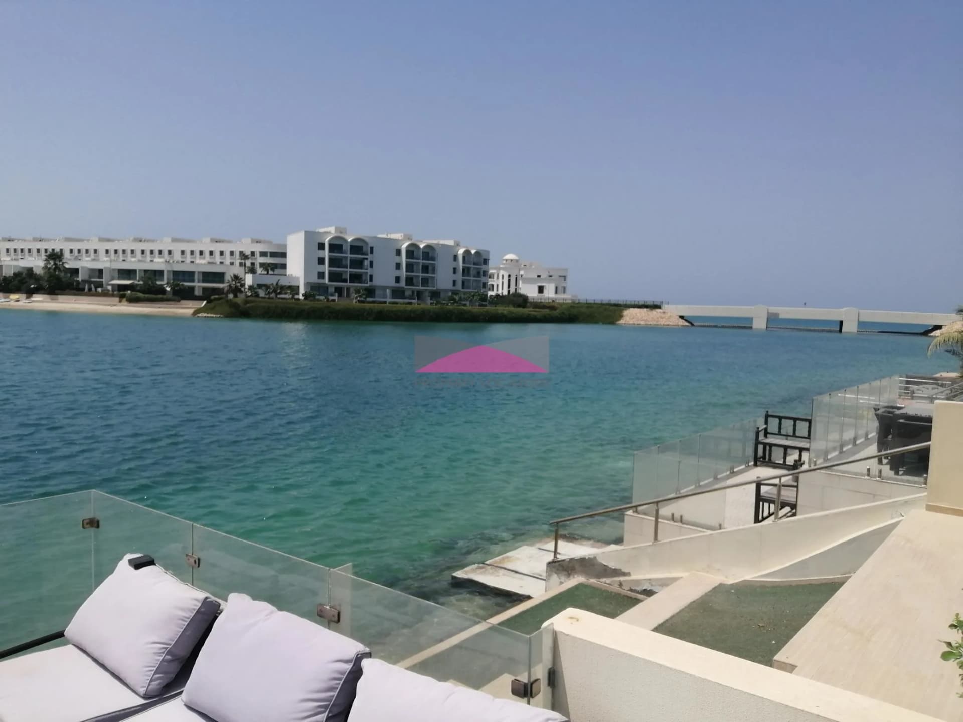 BEACH FRONT/FAMILY HOME/READY TO MOVE IN