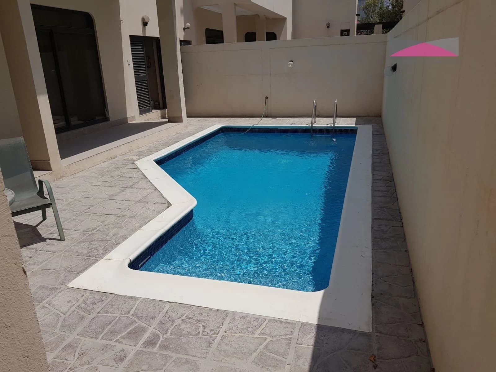 SPACIOUS VILLA - PRIVATE POOL - PRIME LOCATION.